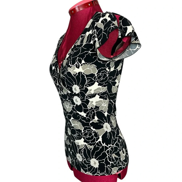 Jacob body hugging black/tan split cap-sleeve top front crossover at the bust - Picture 2 of 6